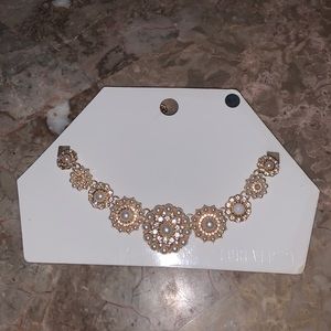 BRAND NEW Pearl flower necklace